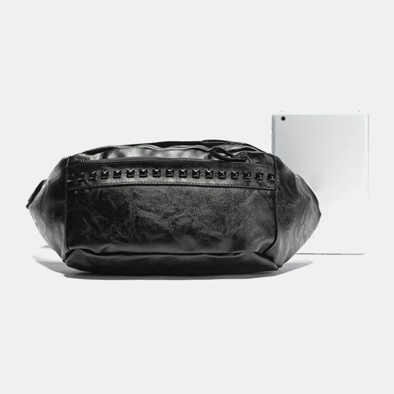 Mænd Pu-læder Brysttaske Med Stor Kapacitet Retro Vandtætte Nitter Dekorer Crossbody-skuldertaske