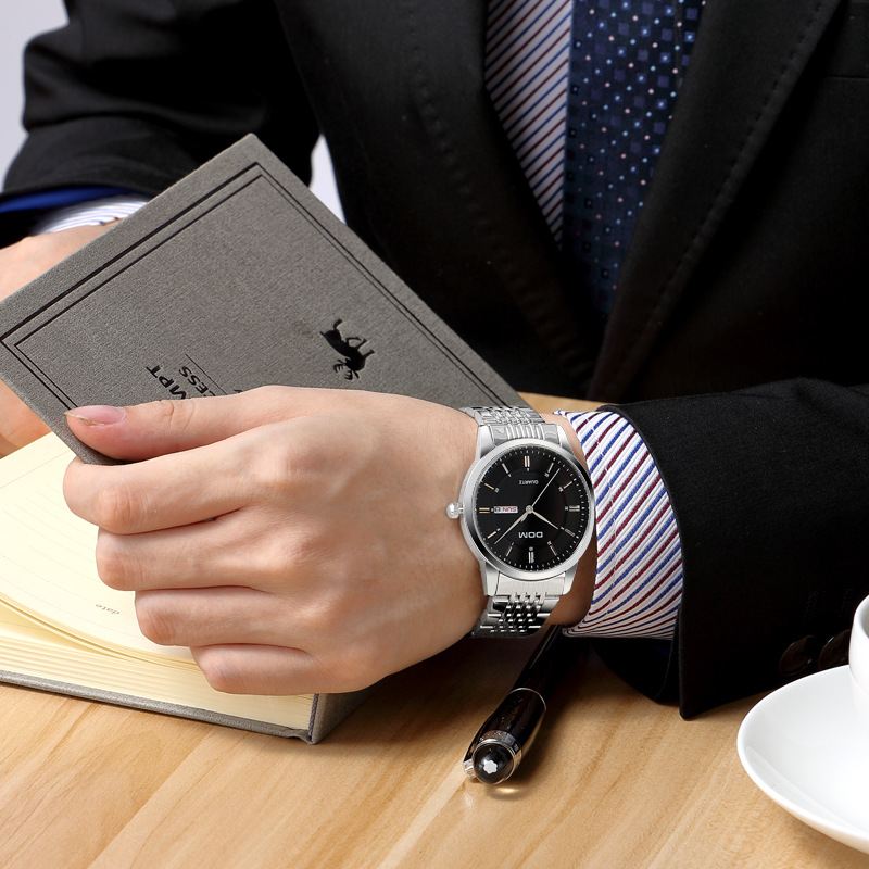 Casual Super Slim Herre Watch 3atm Vandtæt Dato Uge Display Quartz Watch